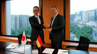 Shigetomo Sakamoto, President of Shibaura Machine Group (left), and Peter Steinl, Managing Director of LWB Steinl, signed the memorandum of understanding in Tokyo. (Source: Shibaura Machine)