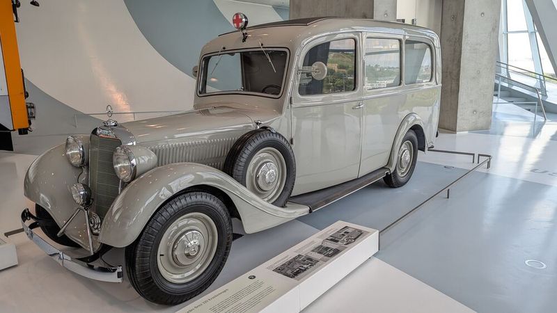 Den Aufbau dieses Rettungswagens von 1937 führte Lueg in Bochum nach einem patentierten System aus. Es nutzt Höhe und Länge maximal aus und ist ganz auf den Krankentransport zugeschnitten. Der Vorderwagen bis zur Windschutzscheibe stammt original vom Mercedes‑Benz 320. Hinter dem Fahrerhaus schließt sich das Abteil für Patienten und Begleitung an. Es ist beheizt. Zugang gewähren die doppelflügelige Hecktür und eine Seitentür hinter dem Beifahrer. Bei einem Unfall und anderen medizinischen Notfällen steht vor 86 Jahren noch nicht die Erstversorgung am Ort des Geschehens im Vordergrund, sondern der schnelle und zuverlässige Transport ins Krankenhaus oder zur Arztpraxis. (Bild: Dominsky – VCG)