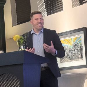 Ulrich Schmidt, Technologie- und Produktchef der Aufinity-Group, schilderte, wie das Unternehmen zusammen mit Händlern neue Services entwickelt, wann das Unternehmen auf KI setzt – und wann nicht.(Bild:  Achter – VCG)