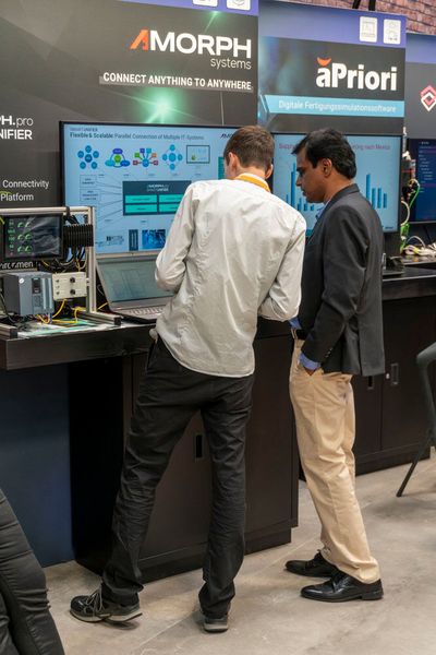 Amorph Systems demonstrierte unter dem Standdach von AWS ihre Konnektivitäts- und Data Operations-Plattform Smartunifier. Das System will industrielle IT- und OT-Geräte miteinander verbinden und unter anderem durch eine vollständige Daten-Semantik für jedes Gerät und IT-System so beispielsweise die Datenqualität steigern und gleichzeitig den Aufwand für die Datenvorverarbeitung reduzieren. (Bild: Vogel Communications Group)