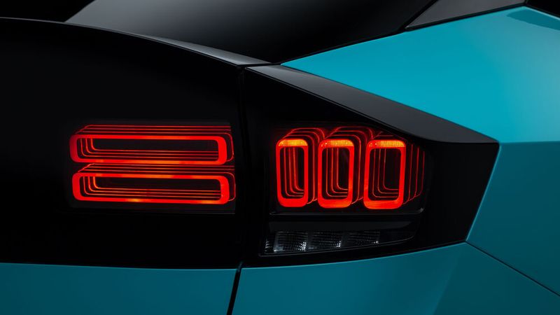 Preise für den neuen Leaf, der sich bei Nissan oberhalb der beiden Elektro-Crossover Micra und Juke positioniert, nannte Nissan zunächst nicht. Der Leaf II startete zuletzt bei 35.900 Euro. (Bild: Nissan)