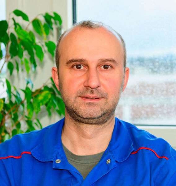 Serkan Sezgin ist als Supervisor Automation bei Froneri Schweiz zuständig für die  Ablaufoptimierung, wobei er eng mit den Linienführern zusammenarbeitet. (Baumer)