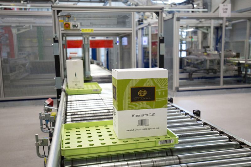 Seit der Fertigstellung des Ausbaus kann das Lager eine Pickleistung von bis zu 300.000 Einheiten pro Tag bewerkstelligen. (Spar/Wakolbinger)