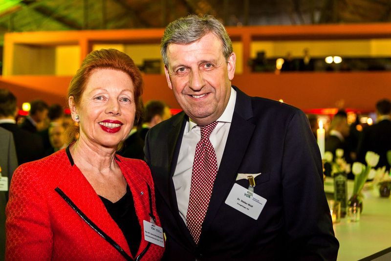 Im VDA-Vorstand vertreten und ebenfalls in Berlin: Dipl.-Kauffrau Gertrud Moll-Möhrstedt, Geschäftsführende Gesellschafterin Moll, und Dr. Stefan Wolf, Vorstandsvorsitzender der Elring Klinger AG. (VDA/Schnittstelle Berlin)