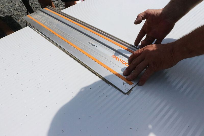 Eine Führungsschiene am Trumpf-Panelcutter Trutool TPC 165 garantiert den passgenauen Schnitt in diese Sandwich-Paneele mit Blechoberfläche und Polyurethan-Hartschaum-Kern. (Bild: Trumpf)