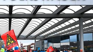 So sah es letzten Montag im Zuge der Warnstreiks vor vielen Volkswagen-Werken in Deutschland aus. Die Tarifverhandlungen laufen aber weiterhin zäh, weshalb die IG Metall für kommenden Montag zu verschärften Warnstreiks aufruft, so die dpa. (Bild: IG Metall)