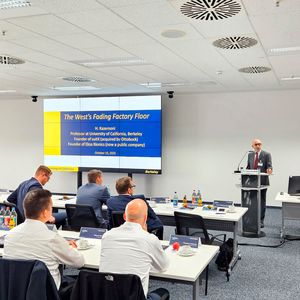 Dr. Homayoon Kazerooni, Professor of Mechanical Engineering an der Berkley Universität in Kalifornien: «Wir sollten nicht ständig versuchen, die Vergangenheit wieder herzustellen, sondern etwas Neues schaffen, eine Art hyper-effiziente Fertigungs-Basis. Wir haben zwar wenige Fachkräfte, aber wir haben humanoide Roboter.»  (Bild:  Faulhaber)