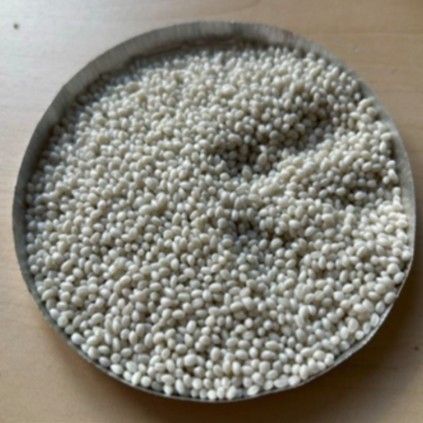 Questo innovativo materiale di riempimento è a base biologica, biodegradabile nel terreno e nell’acqua e rimane stabile a lungo termine all’interno del sistema di erba sintetica: un aspetto fondamentale, poiché un materiale di riempimento che si decompone durante l’uso non sarebbe tecnicamente utilizzabile.(Bild:  Tecnaro)