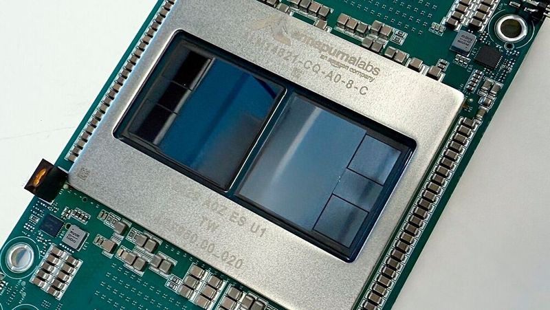 Die Trainium3-GPU von AWS verfügt über 12 HBM3e-Stacks mit zusammen 144 GB Kapazität. (Bild: AWS)