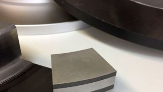 Klassische Bremsscheiben aus Grauguss (silbern lackiert) setzen durch Abrieb feinste Metallpartikel frei, die als Feinstaub die Umwelt belasten. Die ANS-Tribokonditionierung (hellgraue Oberfläche) ermöglicht ein nahezu verschleißfreies Bremssystem. (ANS)