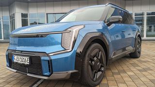 Dickes Ding: Der Kia EV 9 ist nicht nur das Flaggschiff der Marke. Er ist auch per se eine stattliche Erscheinung und ein echtes „Raumschiff“ – bei Bedarf mit Warp-Beschleunigung. Naja, fast. (Bild: Dominsky – VCG)