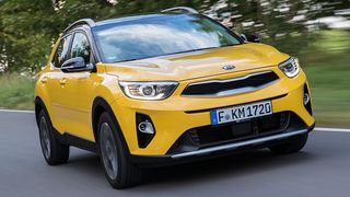 Wie seine Mitbewerber Opel Crossland X oder Citroen Aircross, trägt auch der Kia Stonic eine auffällige SUV-Optik sowie farbenfrohe Lackkombinationen. (Kia)