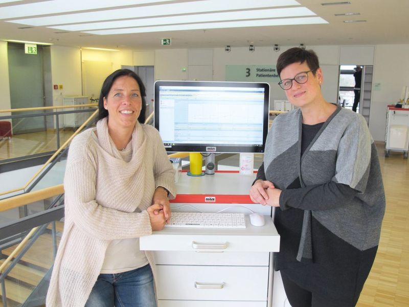 Die Stationsleitungen Kathrin Esemann und Kristina Toth freuen sich über optimierte Dokumentationsprozesse für alle Berufsgruppen (atacama)