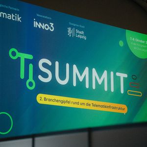 Der TI-Summit 2026, Messekongress und Branchengipfel rund um die Telematikinfrastruktur (TI) und die Digitalisierung der Gesundheitsversorgung in Deutschland, fand am 7. und 8. Oktober in Leipzig statt.(Bild:  WACH Studio GmbH)