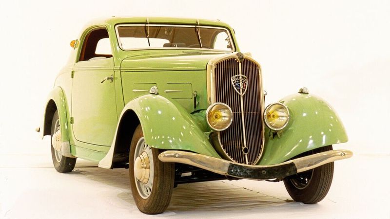 Ein 301 Coupé  kostete 1935/1936 rund 19.900 Franc, für den Schwiegermuttersitz waren 500 Franc extra zu zahlen. Ein Arbeiter verdiente 1936 ungefähr 800 Franc im Monat. Er hätte also für ein 301 Coupé 25 Monate arbeiten mussen – ohne für etwas anderes Geld auszugeben. (Peugeot)