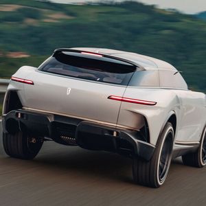Riesenräder und schmale Leuchten prägen das Äußere des Konzeptautos.(Bild:  Pininfarina)