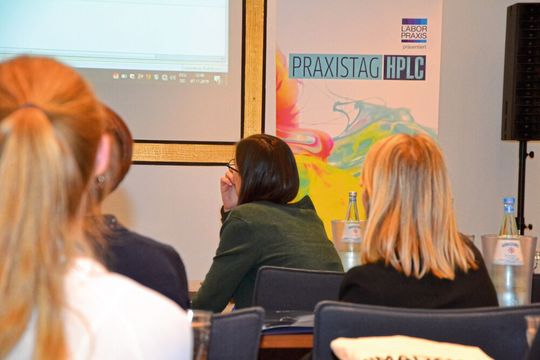 Beim Praxistag HPLC lernen die Teilnehmer Tipps und Tricks für die Chromatographie im Labor kennen (Foto vom Praxistag HPLC 2019 in Berlin) Beim Praxistag HPLC lernen die Teilnehmer Tipps und Tricks für die Chromatographie im Labor kennen (Foto vom Praxistag HPLC 2019 in Berlin)