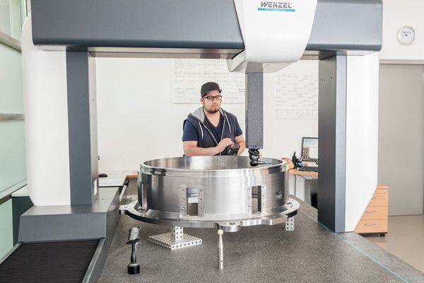 Messtechniker mit der Wenzel LH 108 beim Messen des Außenrings. (Lometec)