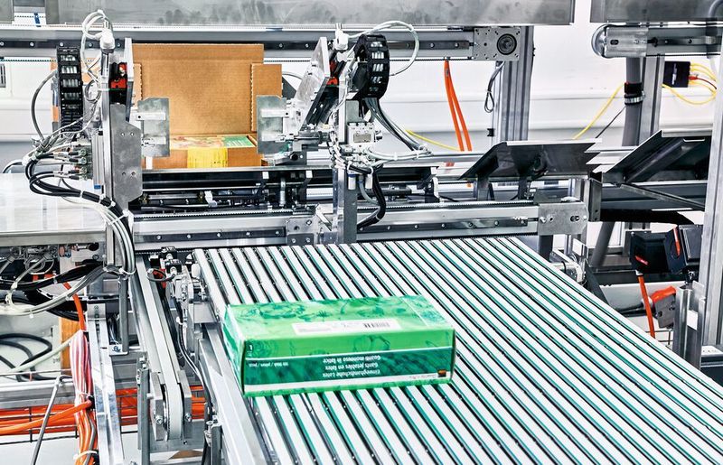 Die Anlage PackOnTime führt die Artikel vollautomatisch mit den auf Mass gefertigten Verpackungen zusammen. (Beckhoff)