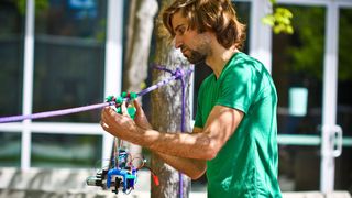 SkySweeper mit seinem Entwickler: Nick Morozovsky (Jacobs School of Engineering)