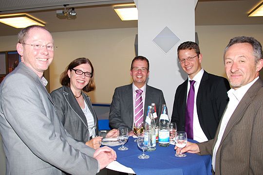 Fachsimpeln unter Kollegen macht Spaß: (v. li.) Michael Ostermaier (Autohaus Ostermaier), Prof. Anita Friedel-Beitz, Karsten Leisching (Autoschmitt Idstein), Mark Karpinski (Autoschmitt Frankfurt) und Klaus Kerscher (Autohaus Ostermaier). (Archiv: Vogel Business Media)