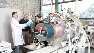 In dieser Kammer beschichten Empa-Forscher Garne mittels Plasmaverfahren, sodass sie wasser- und schmutzabweisend werden. (Bild: Empa)