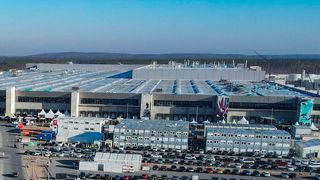 Das ist das Tesla-Werk in Grünheide. Der US-Autobauer will die Kapazität jetzt verdoppeln, erhält aber einigen Gegenwind von Umweltschützern und Behörden, meldet die dpa. Lesen Sie hier, wie die Lage momentan aussieht. (Bild: Tesla)