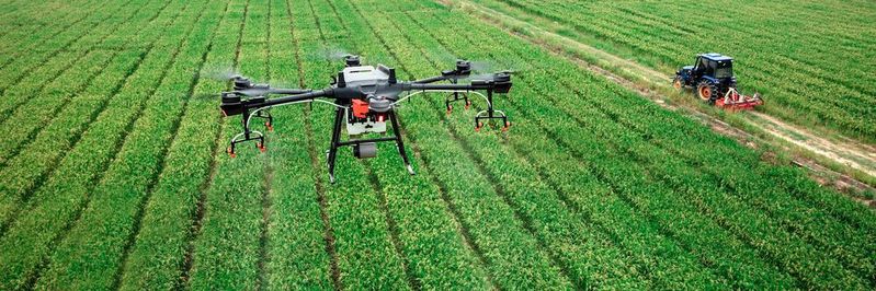 Eine Drohne kann hochauflösende Aufnahmen von Feldern liefern, die den Landwirten bei deren effizienteren Bewirtschaftung helfen. (Bild:  gemeinfrei /  Pixabay)