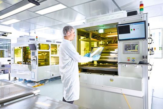 Ein Mitarbeiter beim LOCA-/ OCR-Bonding eines Displays.(Bild: Data Modul)