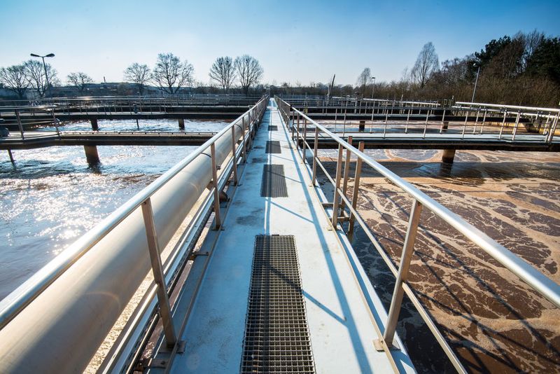 Sauerstoff ins Becken: Rund 70 Prozent der Energiekosten in der biologischen Abwasserreinigung entfallen auf die Gebläseluft. ((c) thorsten-und-anna.de / Thorsten Sienk)