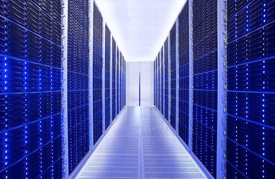 Patentierte Speicherplattform im Strato-Rechenzentrum: Hier werden die Daten von Nutzern des Online-Speichers HiDrive sicher gespeichert – mehrfach redundant über mehrere Festplatten verteilt auf Produktivspeichersystemen. Diese werden zusätzlich 1:1 auf weitere Speichersysteme gespiegelt, die unabhängig von den Produktivspeichern sind.(Bild:  Strato AG)