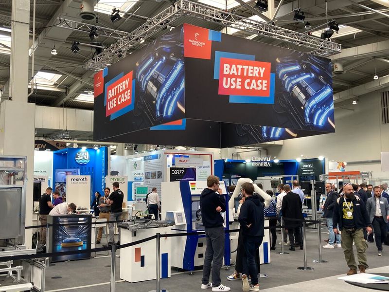 Am Showcase „Battery Use Case“ in Halle 6 präsentierten 12 Aussteller, wie die Zukunft der Batteriezellenfertigung aussehen kann. (Bild: Stefanie Michel)