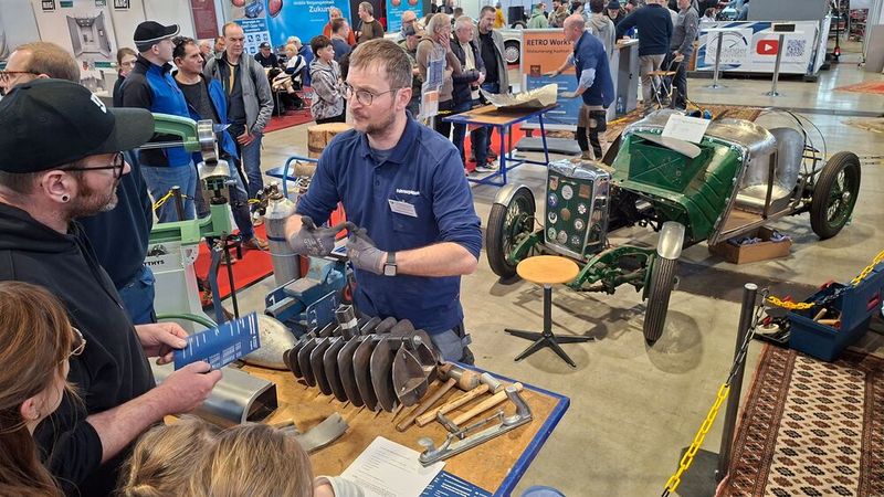 Feste Größe auf ganz vielen Oldtimermessen: Die Fahrzeugakademie aus Schweinfurt informierte über ihr Kursprogramm und demonstrierte das Know how ihrer Dozenten. (Bild: Dominsky – VCG)