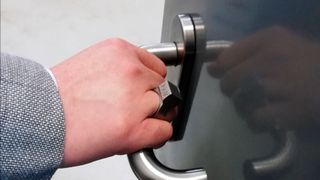 Aufgrund des integrierten RFID-Tag kann der im 3D-Druckverfahren gefertigte Fingerring als Türöffner fungieren. (Fraunhofer IGCV)