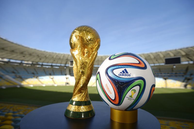 Wenn die Siegermannschaft am 13. Juli die begehrte Trophäe in Empfang nimmt, hat sie bewiesen, dass sie am besten mit dem „Brazuca“ umgehen und Tore schiessen kann. (Bild: Bayer)