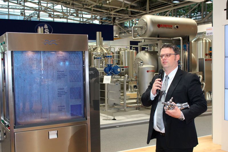 ... und stellte gleich mehrere Neuheiten vor, so z.B. das Tankreinigungssystem Alfa Laval TJ40G Rotary Jet Head. Es beseitigt Rückstände effektiv und reduziert gleichzeitig die Zykluszeiten und die Kosten für Energie, Wasser und Reinigungsmittel. (Bild: Kempf/PROCESS)