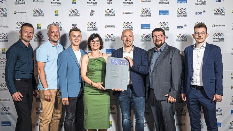 Das Autohaus Seitz aus Obernburg war Gewinnerbetrieb in der Kategorie Vertrieb des Automotive Business Awards 2023. Das  Mitsubishi und Kia-Autohaus hat einen besonderen Weg gewählt, um die beiden Chinamarken Ora und Wey sowie E-Roller als Zusatzgeschäft zu vertreiben: Es hat als vierten Standort ein Elektromobilitätszentrum eröffnet. (Bild: Stefan Bausewein)
