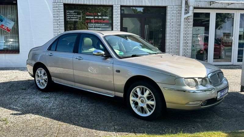 Ein in jeder Werkstatt seltener Gast: Der Rover 75, der von 1998 bis 2005 von Rover bzw. der MG Rover Group hergestellt wurde. Er kam auf den Markt, als Rover zum BMW-Konzern gehörte, wobei der Einfluss von BMW-Seite gering ausfiel, jedoch eine ganze Reihe von BMW-Bauteilen verwendet wurden. So kam bei der Dieselvariante CDT (85 kW) des Rover 75 der gleiche Motor wie im BMW 318d zum Einsatz. Der Wagen wurde für seine sehr guten Fahreigenschaften, seine eigenwillig abgerundete Innenausstattung, seine Qualität und seinen traditionellen englischen Stil gelobt.  (Bild: Schreiner – VCG)