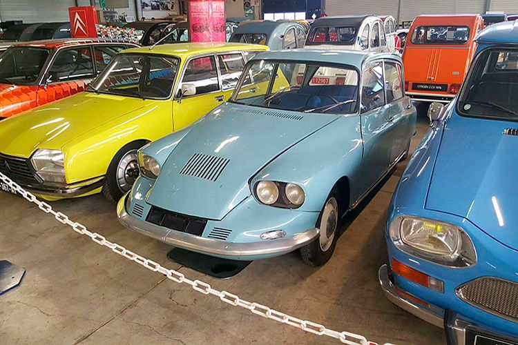 Der C-60 hätte zwischen DS und den Ami 6 gepasst; von ersterem übernahm er die aerodynamisch-flache Frontpartie, von letzterem die charakterische negative Heckscheibe. In den frühen 60er-Jahren wurde das Projekt gestoppt. (GTSpirit.de)