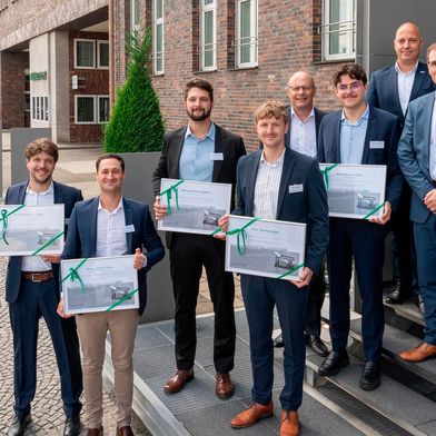 Die Preisträger, der Stiftungs-Geschäftsführer Peter Schuster, Schaeffler-Vorstände Uwe Wagner und Sascha Zaps sowie die Vorständin der Schaeffler-FAG-Stiftung und Leiterin HR der Sparte Bearings & Industrial Solutions Esther Rahner (v. l.). (Bild: Schaeffler)