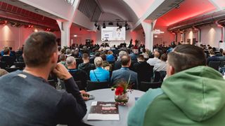 Praxiswissen vom Feinsten: Auf der Fachtagung für freie Werkstätten teilen erfolgreiche Betriebsinhaber ihre bewährtesten Strategien mit den Kollegen aus der Branche. (Bild: Stefan Bausewein)