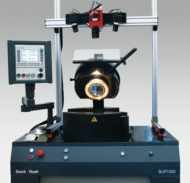 Blechumform-Prüfmaschine mit optischem Messsystem. (Zwick)
