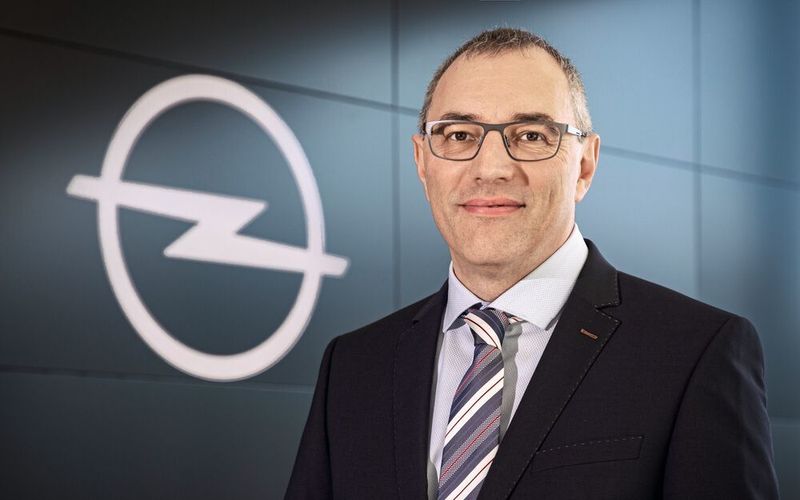 Andreas Marx wird mit Wirkung zum 1. Februar neuer Deutschlandchef von Opel. Der 49-jährige leitet derzeit das internationale Produkt- und Preismanagement der Rüsselsheimer Traditionsmarke. Marx folgt auf Ulrich Selzer, der nach nur zehn Monaten im Amt neue Aufgaben bei der Internationalisierung von Opel übernehmen wird.

Andreas Marx leitet seit knapp vier Jahren das internationale Produkt- und Preismanagement bei Opel. Marx ist bereits seit 1997 bei dem Automobilhersteller. Der studierte Diplom-Kaufmann begann seine Karriere im Aftersales-Bereich. Anschließend folgten Führungspositionen im Vertrieb und im Marketing.  (Opel )