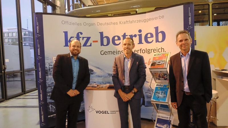 Partner des Kfz-Gewerbes Bayern: (v. l.) Oliver Kuhn, Jürgen Beck und Stefan Zügner von der Vogel Communications Group. (Bild: Zietz – »kfz-betrieb«)