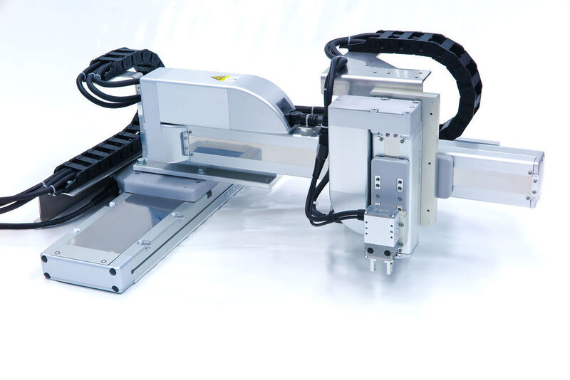 Der kartesische Roboter von IAI ist als vierachsiges System mit elektrischem Greifer ausgelegt.  (IAI)