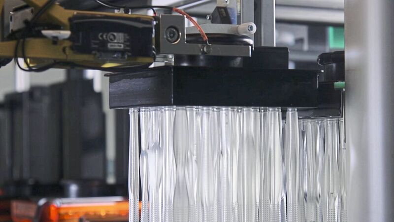 Form Cell soll mehrere leistungsfähige 3D-Drucker in einem System integrieren, dazu eine Reinigungsanlage für die produzierten Teile, ein mobiles Lagerregal und einen Roboterarm für den automatischen Arbeitsablauf. (Formlabs)