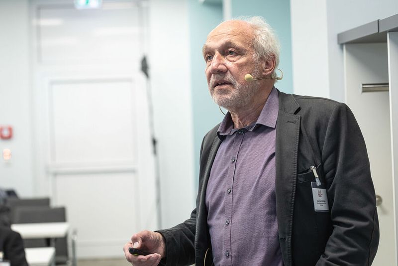 Johannes Gnädinger, Geschäftführer  des gleichnamigen Ingenierbüros erklärt, wie die strukturierte Einbindung von Lieferanten in Anlagenbauprojekte aussehen kann.  (Bild: Bausewein / PROCESS)