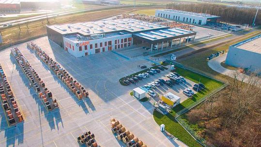 Hier blickt man auf den Lapp-Standort in Polen. Die Idee, noch vor dem Eintritt der Polen in die EU und vor vielen anderen Playern, dort aktiv zu werden, hat sich offensichtlich ausgezahlt. Denn in diesem Jahr feiert die Lapp-Gruppe 25 Jahre Erfolg in dieser osteuropäischen Region.(Bild:  Lapp-Gruppe)