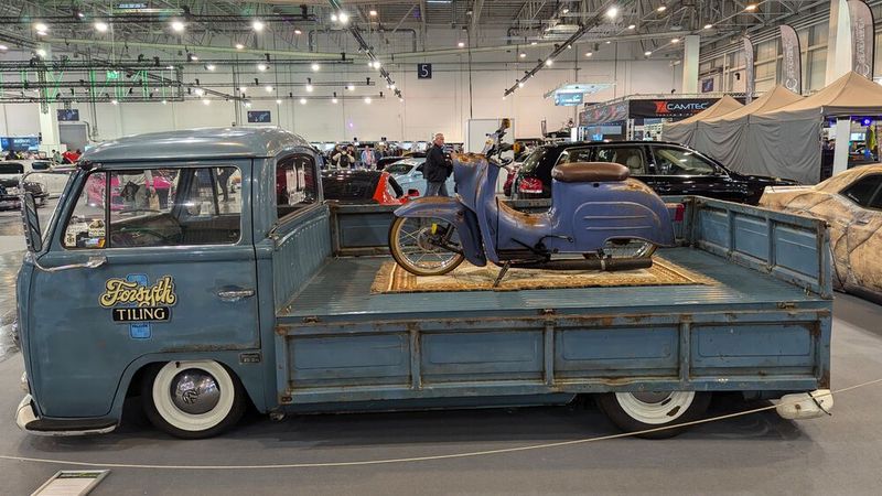 Je tiefer, desto besser? Der Lowrider-Look ist auch bei Oldtimern sehr beliebt – egal ob mit vier oder zwei Rädern. (Bild: Rosenow – VCG)