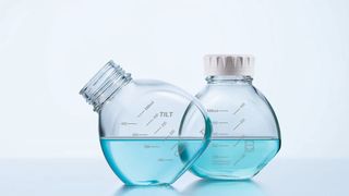 Abb.1: Die neue Flasche steht sicher – egal ob gerade oder um 45° gekippt. (Duran Group)